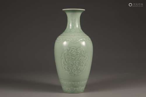 A BEAN-GREEN GLAZE BOTTLE WITH PHOENIX PATTERNS IN QING DYNA...