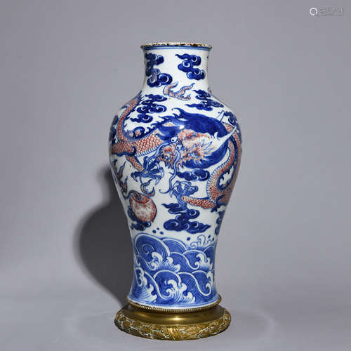 AN UNDERGLAZE BLUE AND RED BOTTLE WITH DRAGON PATTERNS IN QI...