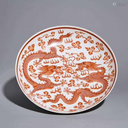 AN ALUM RED GLAZE PLATE WITH DRAGON PATTERNS IN QING DYNASTY