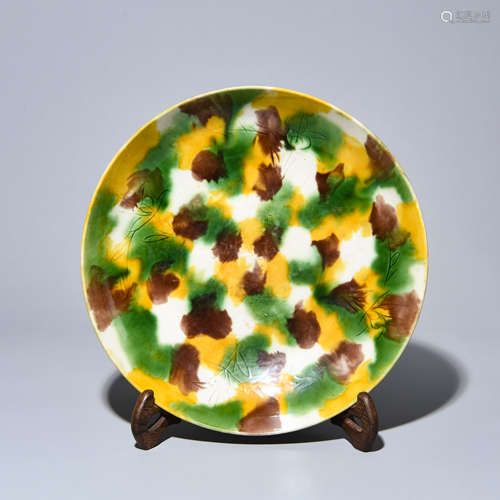 A VEGETARIAN TRI-COLORED PLATE IN QING DYNASTY