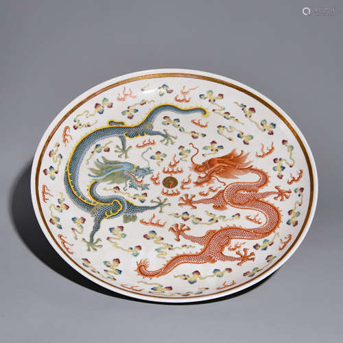 AN ALUM RED GLAZE PLATE WITH DRAGON PATTERNS IN QING DYNASTY