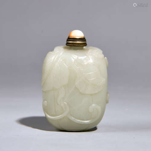 A WHITE JADE  SNUFF BOTTLE