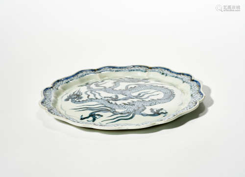 YUAN DYNASTY BLUE AND WHITE DRAGON PATTERN FLOWER MOUTH PLAT...