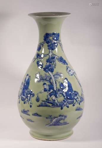 Qing Dynasty jade vase with bean green ground