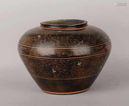 Han Dynasty lacquer pot with pottery shell