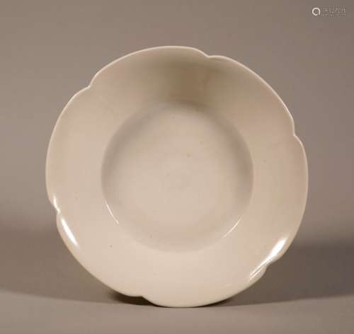 Song Dynasty white glazed floral-edged bowl