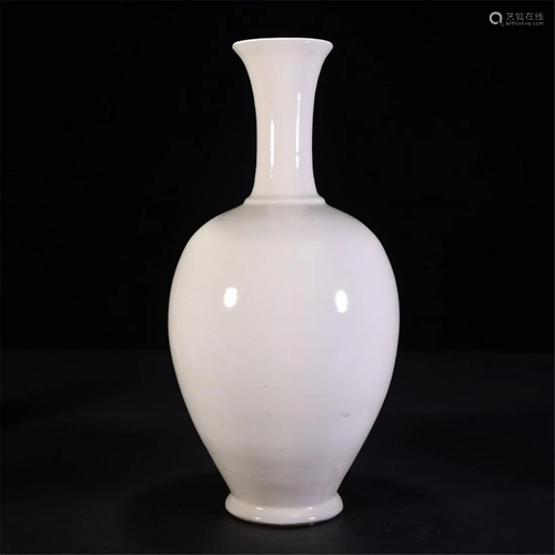 A Chinese White-Glazed Vase, Qing Dynasty