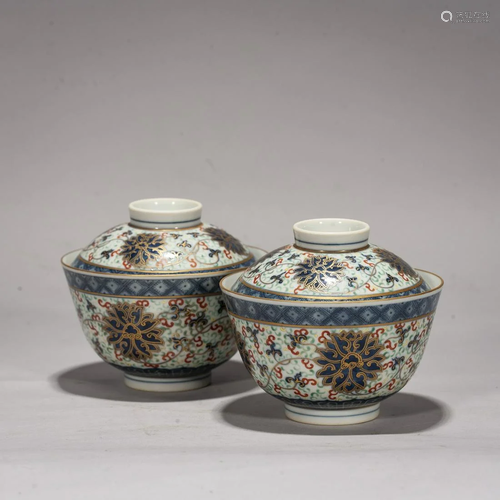 A Pair of Chinese 'Flower' Bowls With Covers, Marks