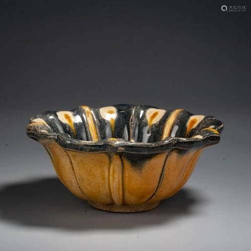 A Chinese Tang Tri-Colored Pottery Bowl