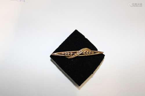 A 9ct gold & seed pearl bar brooch