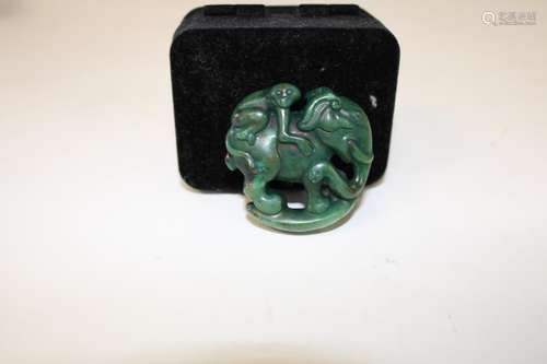 An Oriental Jade carving of aa elephant & monkey 4cm