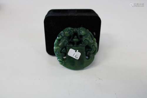 An Oriental jade carving of Foo dogs 5cm