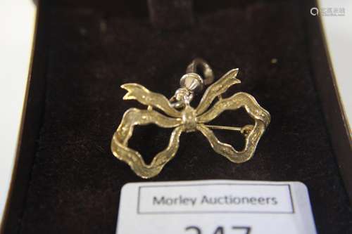 A heavy 9ct gold bow brooch 7.22 grams