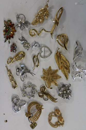 A large collection of vintage brooches