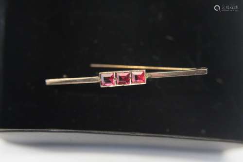 A 9ct gold & pink sapphire bar brooch