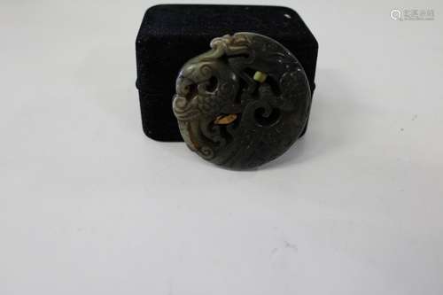 A Oriental carved jade amulet d5cm