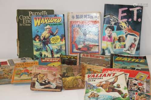 A box of assorted vintage annuals etc