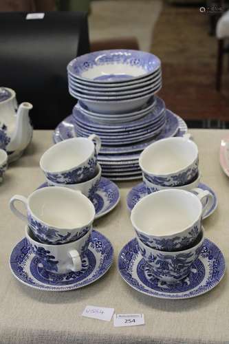 A selection of blue & white willow pattern bone china 33 pie...