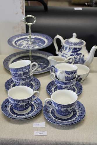 A selection of blue & white willow pattern bone china 18 pie...