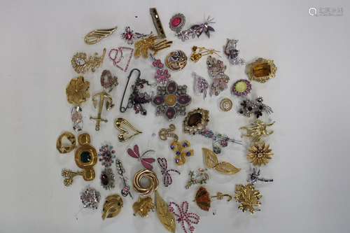 A selection of fifty assorted vintage brooches