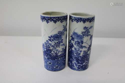 A pair of blue & white Chinese vases. Sold as seen h14