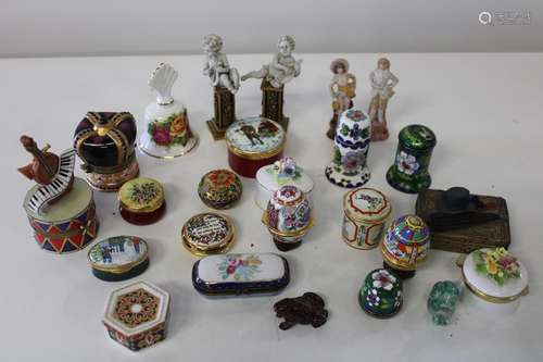 A job lot of assorted porcelain trinket boxes