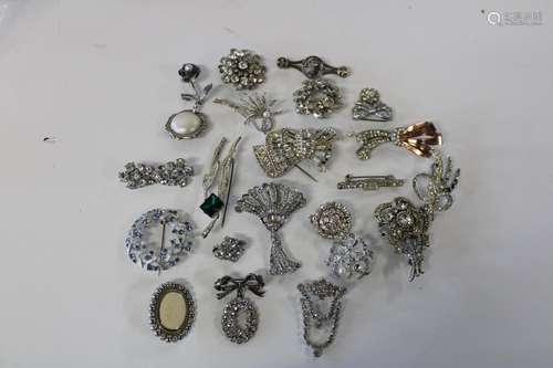 Twenty assorted costume brooches