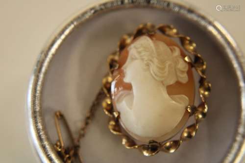 A 9ct gold cameo brooch/pendant (pin missing from the revers...