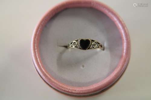 A 9ct gold & black onyx heart signet ring size P 1/2