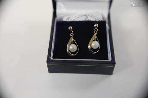 A pair of 9ct gold & cultured pearl earrings