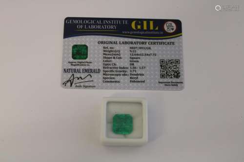 A Emerald gemstone with certificate