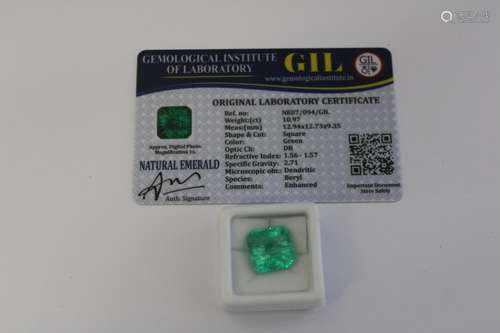 A Emerald gemstone with certificate