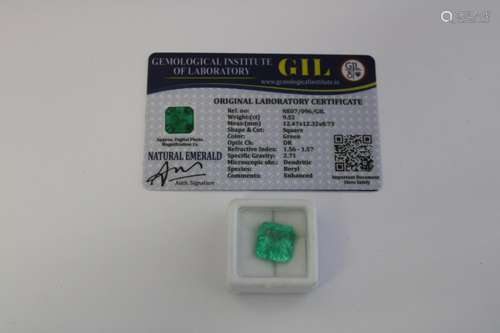 A Emerald gemstone with certificate