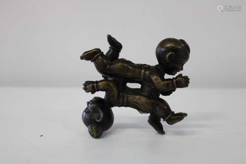 A bronze co-joined crawling babies figure 10x10cm