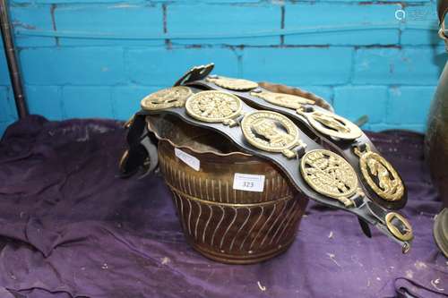 A brass planter 20x27cm & horse brasses