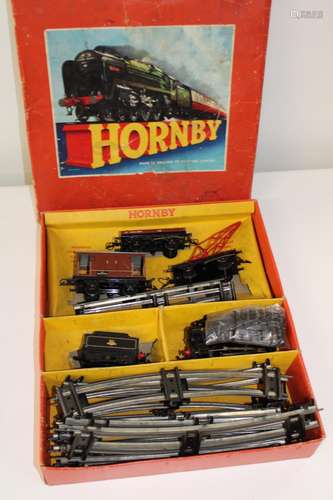 A vintage Hornby O gauge train set. Sold as seen