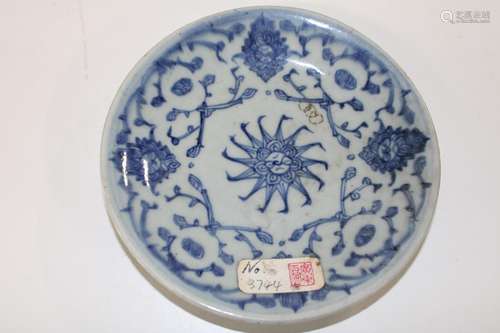 An antique Chinese plate. Sold as seen d17cm