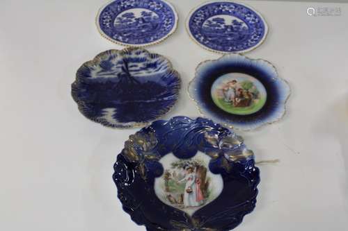 A collection of antique & vintage collectors plates