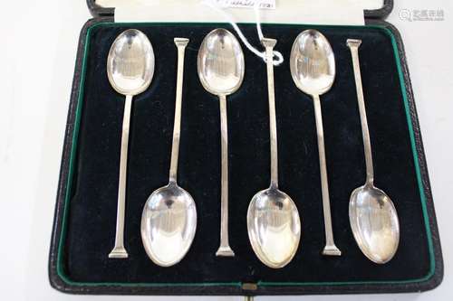 A cased set of hallmarked silver tea spoons in a fitted Mapp...