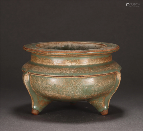 A CHINESE LONGQUAN CELADON GLAZED TRIPOD CENSER