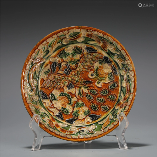 A CHINESE SANCAI GLAZED PHOENIX AND PEONY PLATE