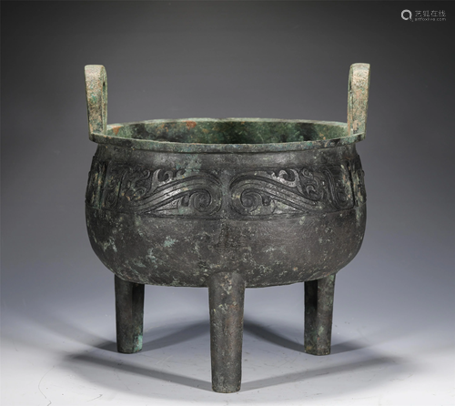 A CHINESE BRONZE TRIPOD RITUAL VESSEL