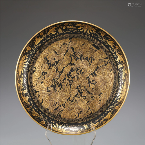 A CHINESE MONOCHROME LACQUER AND GILT DRAGON PLATE