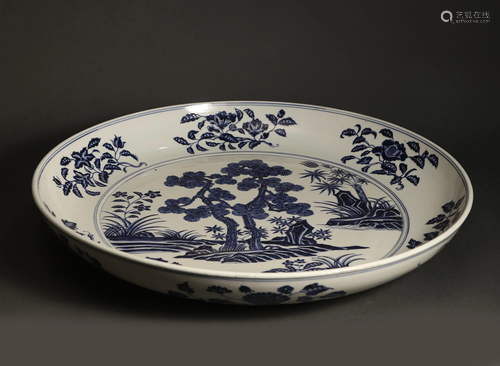 A CHINESE BLUE AND WHITE FLORAL PLATE