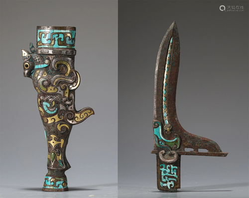 A TURQUOISE INLAID BRONZE PARCEL GILT DAGGER-AXE AND