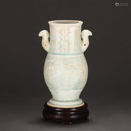 A CHINESE HUTIAN TYPE DOUBLE-HANDLED VASE