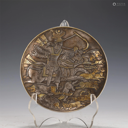 A CHINESE GILt-SILVER FIGURAL PLATE