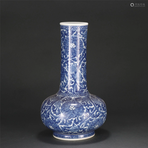 A CHINESE BLUE AND WHITE FLORAL VASE