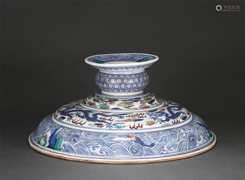 A CHINESE DOU-CAI GLAZED DRAGONS PORCELAIN VESSEL COVER