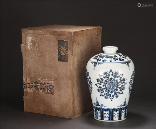 A CHINESE BLUE AND WHITE FLORAL VASE MEIPING